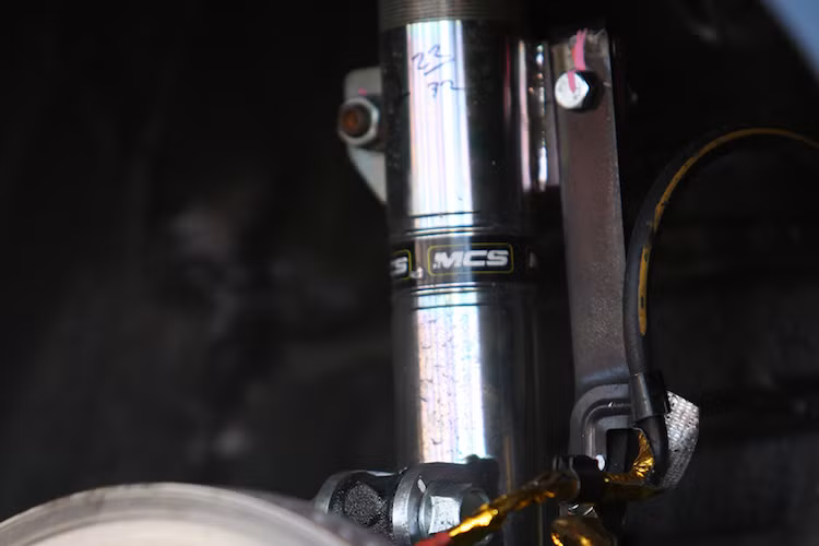 Hệ thống treo cũng đã được cải tiến lại toàn bộ với các giảm xóc Vogtland và có khả năng điều chỉnh.