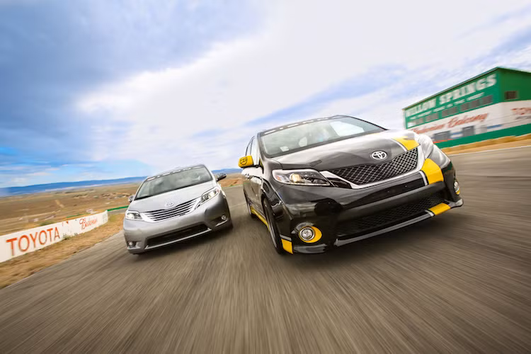 Chỉ bằng cách giảm trọng lượng cùng các chi tiết độ nhẹ nhàng, chiếc Sienna R-Tuned đã có khả năng "bám đuôi" rất sát và "vượt mặt" mẫu xe thể thao cơ bắp Chevrolet Camaro SS nguyên bản trên đường đua Willow Springs ở Mỹ.