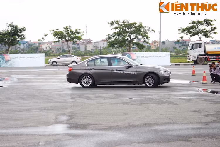 Mỗi người lái sẽ được chạy 2 lần, với điểm khác biệt là một lần có hệ thống cân bằng điện tử DSC được bật. Khi bật DSC, xe có thể tự tin bám sát vòng xuyến, không xảy ra hiện tượng trượt bánh do thiếu lái và phanh gấp như không có DSC.