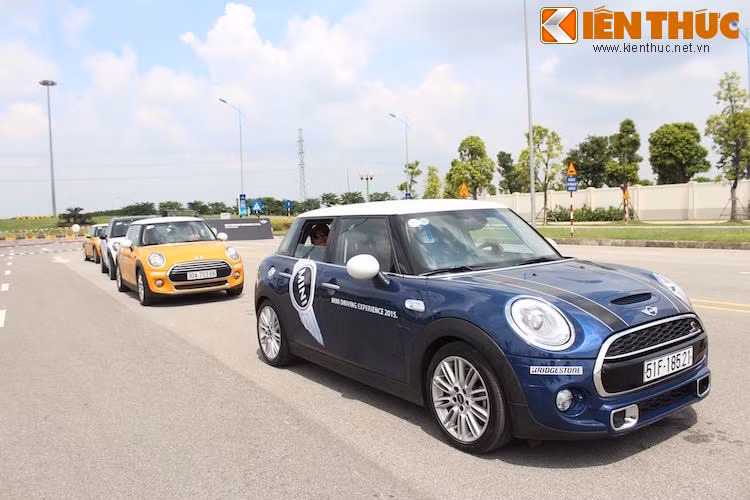 Bài tập đầu tiên với những chiếc MINI mang tên Time-Attack, khi người tham gia phải hoàn thành một sa hình bố trí sẵn với thời gian càng ngắn càng tốt.