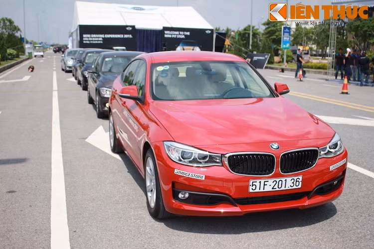 Năm nay, BMW đã đem tới chương trình một dàn xe hùng hậu, bao gồm những chiếc Sedan (320i, 328i, 520i, 528i)...