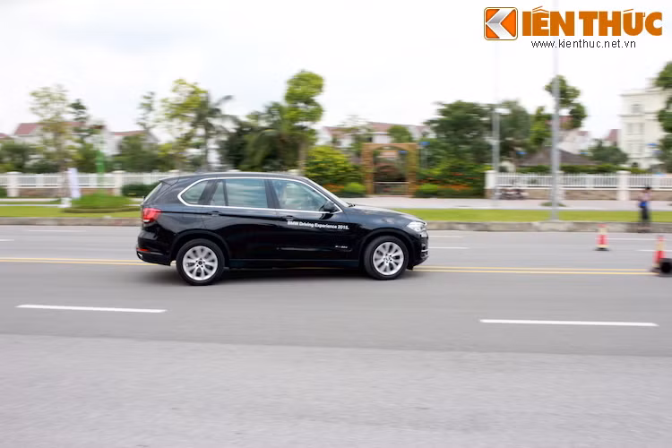 Những tay lái làm đổ cọc tiêu sẽ bị cộng thêm 5 giây vào thành tích chung cuộc, trong khi những ai trót "đi nhầm đường" sẽ phải ngay lập tức dừng cuộc chơi.