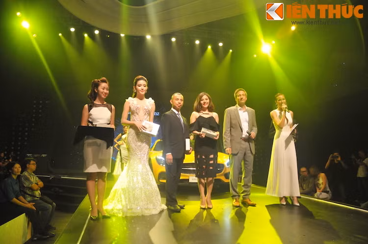 Các gương mặt đại diện Huyền My, Vân Trang, kiện tướng Dancesport Chí Anh và ông Dirk Adelmann, Giám đốc điều hành mảng Kinh doanh Xe du lịch Mercedes-Benz tại Việt Nam tại sự kiện.