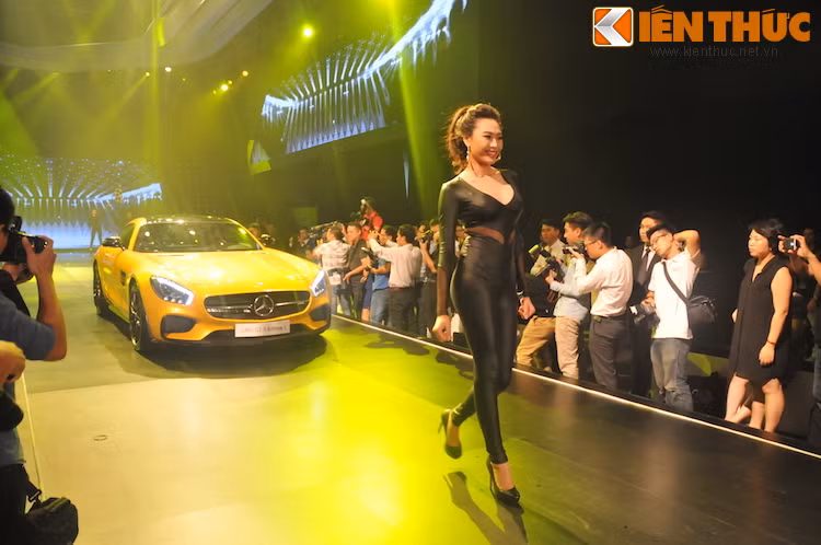 Đặc biệt, trên sàn catwalk còn có sự góp mặt của mẫu siêu xe đình đám Mercedes AMG GT S Edition 1.
