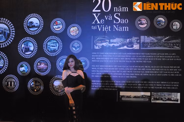 Tham gia tuần lễ thời trang Mercedes-Benz Fashion Week có sự góp mặt của những tên tuổi nổi tiếng trong giới showbiz như diễn viên Vân Trang hay Á hậu 1 Việt Nam Huyền My.