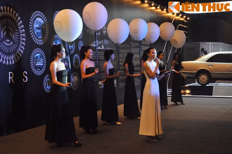 Lần tổ chức đầu tiên của Fashion Weekcủa Mercedes tại Hà Nội nhằm đánh dấu 20 năm thương hiệu xe sang trọng này tới Việt Nam.