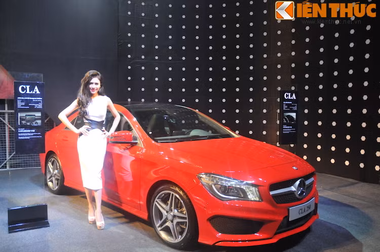 Tại Fashion Week, Mercedes-Benz viẹt nam đã đem tới lễ hội này 20 mẫu xế sang Mercedes khác nhau.