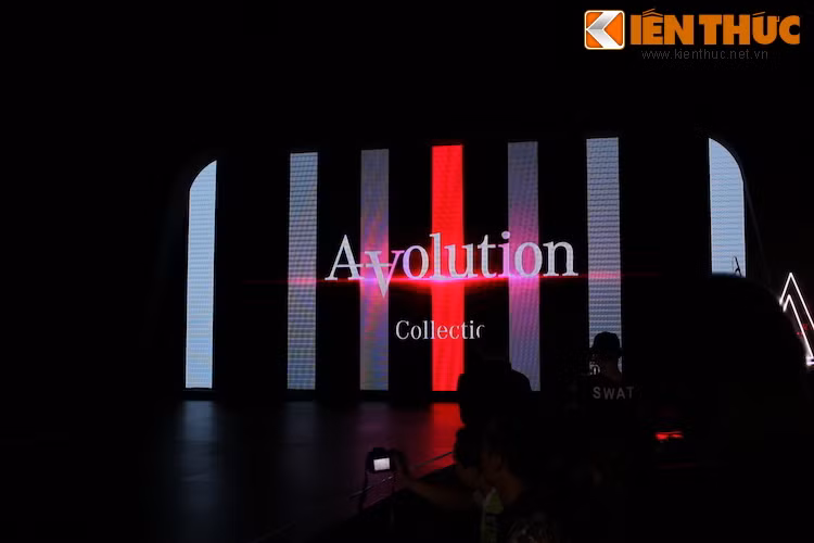 Tuy nhiên điểm nhấn chính của Mercedes-Benz Fashion Week sẽ là những show trình diễn bộ sưu tập thời trang mang cảm hứng từ xe Mercedes với tên gọi Avolution, được tổ chức 5 lần/ngày.