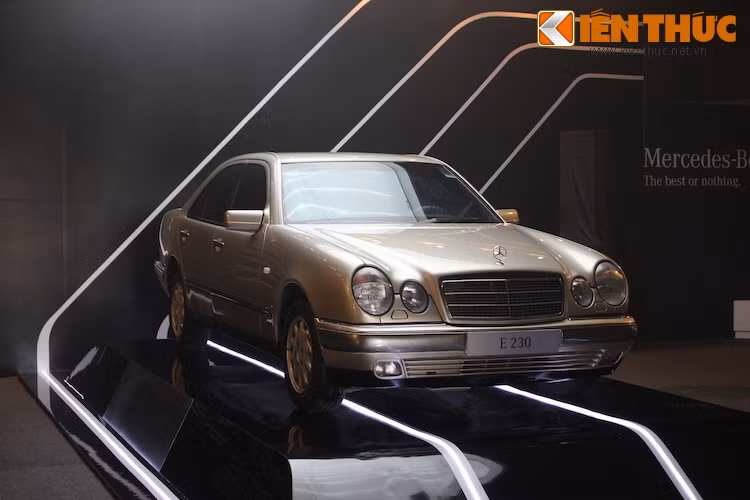Tới với Mercedes-Benz Fashion Week, khách thăm quan sẽ được đón chào bằng chiếc E230 đầu tiên được sản xuất tại Việt Nam cách đây 19 năm.