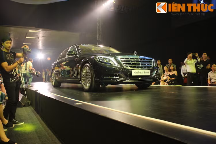 Những đại diện của bộ sưu tập này là dòng E-Class hay đặc biệt là mẫu xe siêu sang Mercedes-Maybach S500.