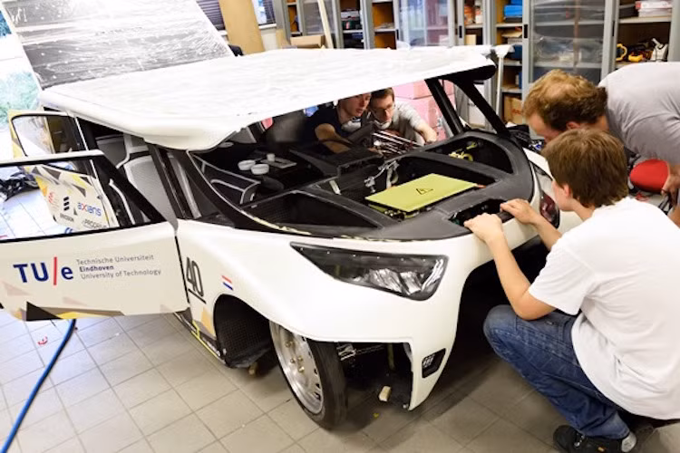 Bên cạnh ngoại thất độc đáo, nội thất của xe cũng được nâng cấp để trở nên sang trọng và tiện nghi hơn bản 2013, đồng thời được bổ sung thêm chức năng định vị dẫn đường.