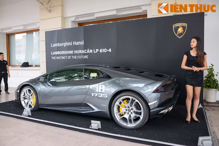 Đó là lý do vì sao chiếc Huracan duy nhất ở Việt Nam đã được dán trang trí các hoạ tiết hình mặt đồng hồ và số hiệu trên nắp capô, thân xe như phiên bản đua.