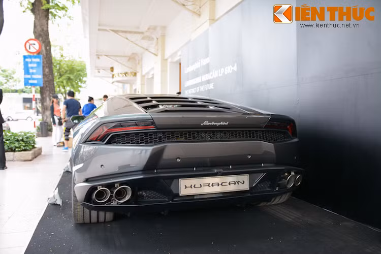 Động cơ của Huracan được đặt ở giữa thân xe - cách bố trí truyền thống của những mẫu siêu xe đẳng cấp.