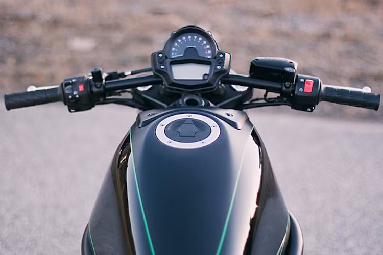 Cụm đồng hồ trên xe là hàng nguyên bản, tuy nhiên ghi-đông đã được gò lại để tạo tư thế như cafe racer.