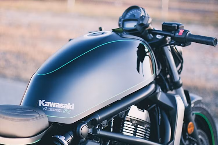 Dựa trên bình xăng "zin" của Vulcan, nhưng Vulcan SS đã có bình xăng được gò lại bởi Gas Box để có kiểu dáng "mượt mà" hơn.