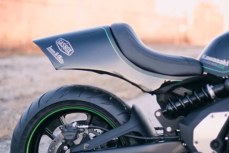 Đặc biệt, phần đuôi xe đã được thiết kế lại hoàn toàn, hòa nhập với những đường nét cũ của Vulcan S và vẫn sử dụng đèn hậu "zin". Toàn bộ phần đuôi cũng được nâng cao lên 12 cm.