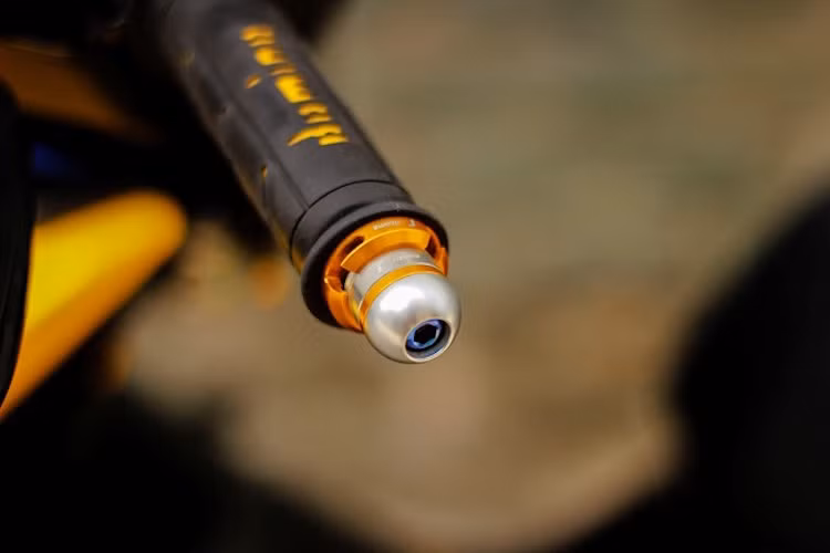 Bao tay cũng được thay bằng bao Domino, với hai đầu gắn gù Rizoma.