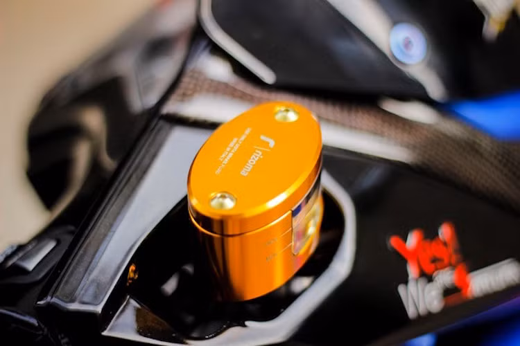 Bình dầu RIzoma "quả trứng" là một chi tiết đã từng xuất hiện nhiều trên các mẫu xe độ từ PKN tới PKL ở Việt Nam.