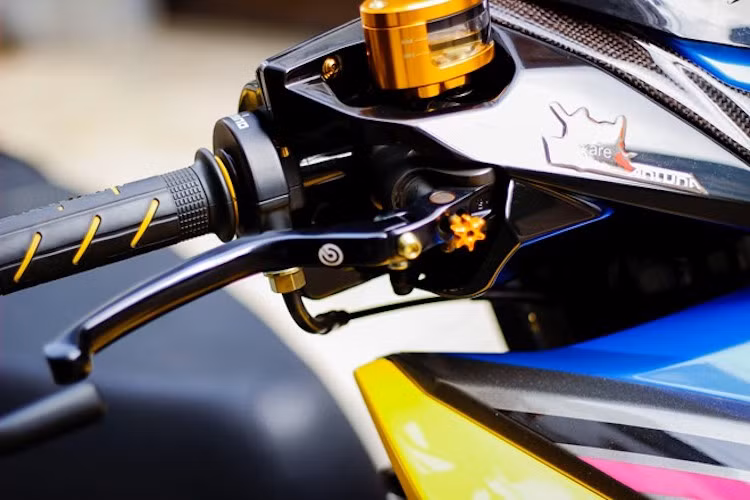 Phía trên tay lái là sự hiện diện của tay phanh Brembo Billet và cùm ga cuốn Domino.