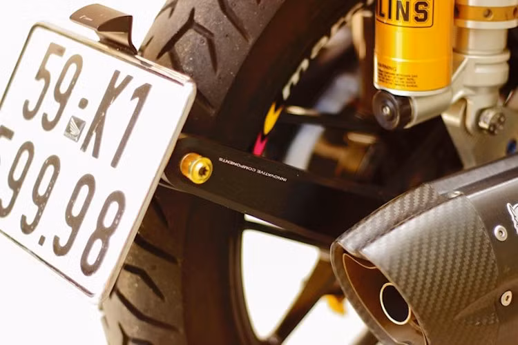 Để có thể bắt biển số, chiếc xe đã được trang bị dè con ôm bánh Rizoma theo phong cách của Ducati Diavel.