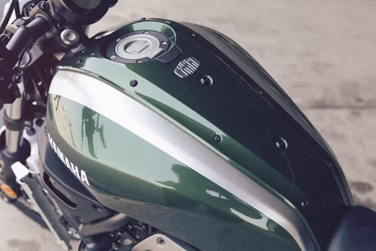 Bình xăng của xe có hình dáng đặc biệt, trữ lượng xăng mà theo Yamaha đủ để cung cấp cho xe chạy được khoảng hơn 320 km.