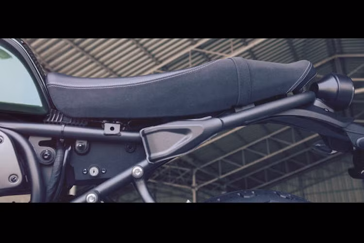 Yên xe được bọc da 2 tông màu, bên dưới yên Yamaha đã lắp sẵn một bộ dụng cụ gồm cờ-lê 10/12, một tuốc-nơ-vít và 3 khoá chữ L mở ốc lục giác.