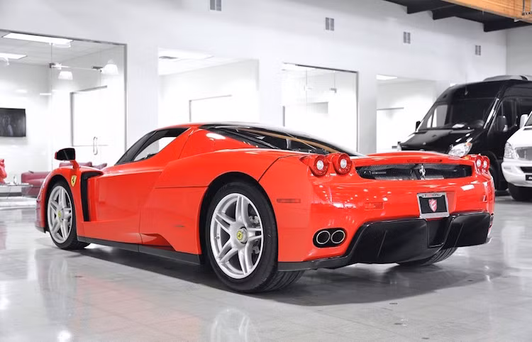 Sau 5 tháng, Floyd Mayweather mới chỉ đi được thêm 569 km trên chiếc xe này. Phần lớn thời gian còn lại, chiếc Enzo chỉ nằm trong gara với những siêu xe khác của anh.