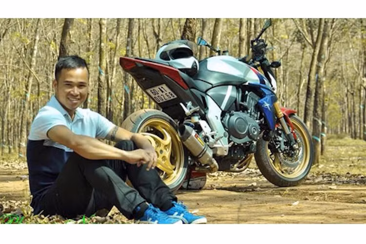 Sau những thành công nhất định trong sự nghiệp, cầu thủ Đức Thiện đã có điều kiện chọn cho mình một mẫu môtô phân khối lớn mà anh từng mong ước bấy lâu, đó chính là Honda CB1000R.