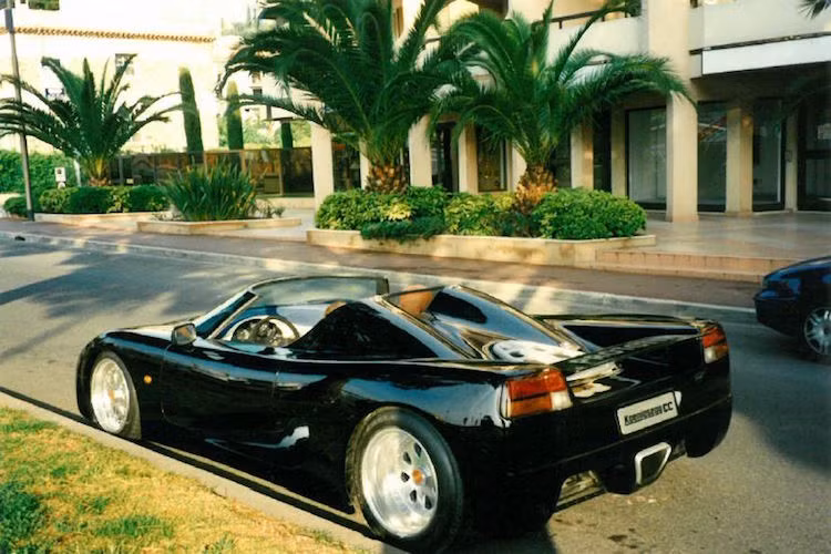 Chiếc xe thử nghiệm lần đầu xuất hiện tại một cuộc đua ở Anderstorp - Thuỵ Điển vào năm 1996, được điều khiển bởi tay đua Rickard Rydell. Ngay từ lúc này, Rydell đã tỏ ra rất ấn tượng với khả năng điều khiển của chiếc xe.