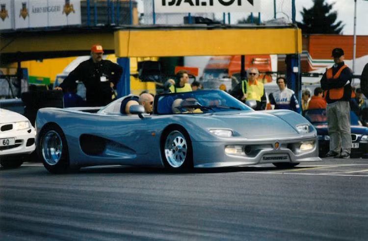 Năm 1994, Koenigsegg chính thức được thành lập bởi kỹ sư người Thuỵ Điển Christian von Koenigsegg, với mục tiêu tạo ra những siêu xe hàng đầu Thế giới. 2 năm sau đó, phiên bản thử nghiệm đầu tiên của chiếc Koenigsegg CC đã được chế tạo.
