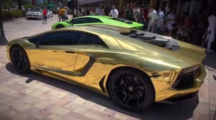 Một chiếc Lamborghini Aventador mạ vàng "chói lọi" trong nắng được đại gia Ả Rập đem tới thành phố biển Miami, Mỹ.