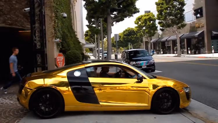 Để tạo sự tương phản, những chiếc xe mạ vàng của đại gia Ả Rập thường có các chi tiết khác sơn màu đen.