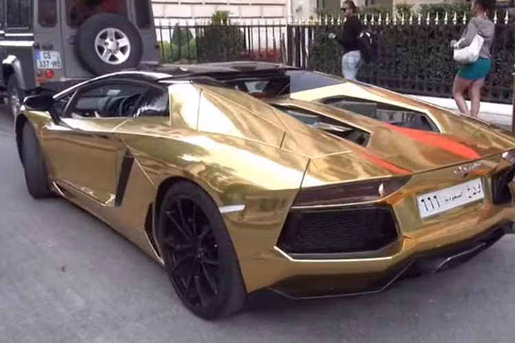 Họ cũng rất tự hào khoe những chiếc xe này cho cả Thế giới thấy, khi đem chúng đi "du hí" cùng bản thân ở các thành phố lớn trên Trái Đất.