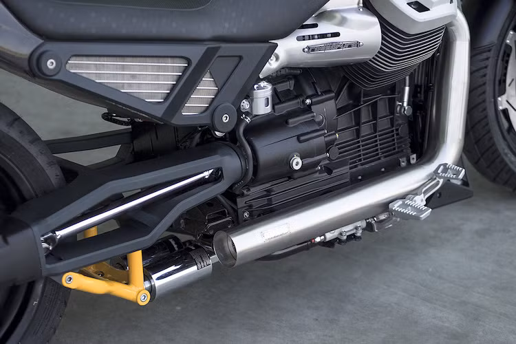 Hệ thống giảm xóc sau Bitubo có thiết kế cực "độc", nằm dưới trục cardan làm từ hợp kim chrome, molybdenum và vanadi.