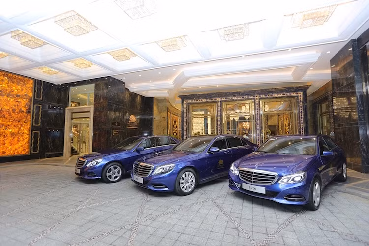 Để phục vụ khách hàng tốt hơn, The Reviere đã trang bị cho đội xe đón khách cao cấp của mình những chiếc Mercedes hạng sang mới, thuộc 2 dòng E200 và S400L.