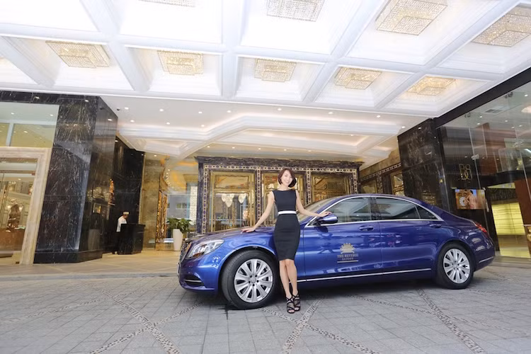 Toàn bộ những chiếc xe Mercedes được cung cấp cho khách sạn The Reviere Saigon đều được sơn màu xanh hoàng gia. Đây cũng là khách sạn khách sạn đầu tiên và duy nhất trên thế giới sở hữu đội xe chuyên chở cao cấp với màu sơn Xanh hoàng gia đặt riêng.