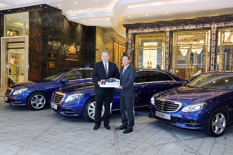 Ông Dirk Adelmann - Giám đốc Kinh doanh &amp; Tiếp thị Mercedes-Benz Việt Nam cho biết: “Việc trở thành đối tác chuyên chở cao cấp của The Reverie Sài Gòn có ý nghĩa quan trọng với chúng tôi. Cả hai thương hiệu đều hướng đến việc tái định nghĩa về đẳng cấp thời thượng tại Việt Nam”.