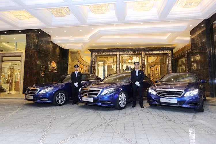 Tọa lạc tại những tầng cao nhất của tòa nhà phức hợp Time Square, TP.HCM, The Reviere Saigon hiện đang là một trong những khách sạn 5 sau hàng đầu Việt Nam. Tất cả 224 phòng và 62 suite của khách sạn đều sử dụng đồ nội thất nhập Ý, kèm theo đó là dịch vụ hiếu khách bậc nhất.