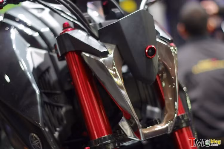 Trên phiên bản Hyper Slaz, cụm đèn pha ở phía trước xe đã được loại bỏ và thay vào đó là bộ khung kim loại với thiết kế sắc sảo độc đáo.