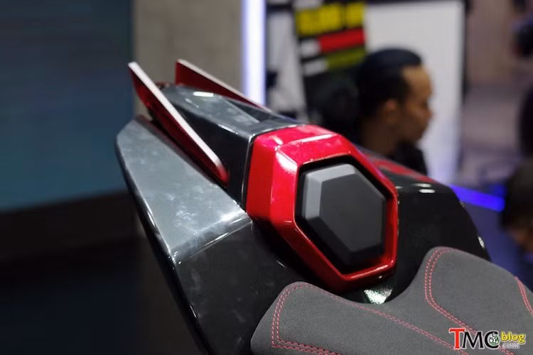 Vị trí yên cho người ngồi sau đã bị bịt lại bởi tấm ốp kiêm đèn hậu với thiết kế cực kỳ hiện đại, gợi nhớ tới những robot trong phim khoa học viễn tưởng.