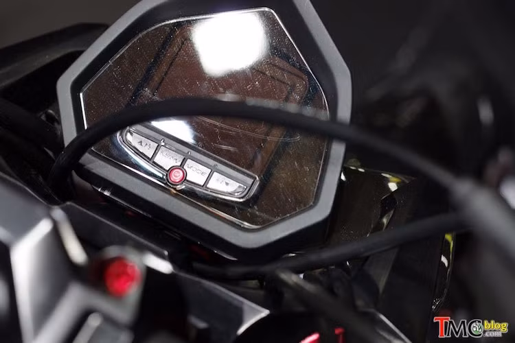 Do có phần đầu đã bị lược bỏ nên cụm đồng hồ của chiếc xe cũng có thiết kế hoàn toàn khác biệt so với chiếc M-Slaz bán đại trà. Đồng thời, Yamaha đã trang bị cho Hyper Slaz tay lái với gù bắt cao hơn và ghi-đông Fatbar.