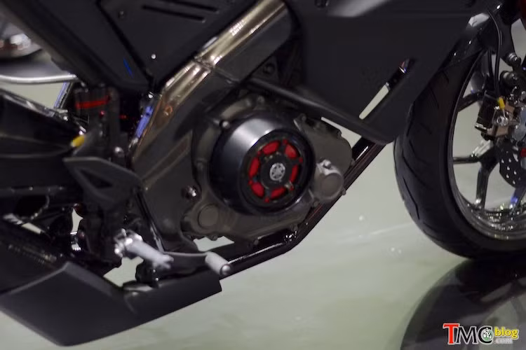 Khối động cơ 150 cc SOHC 1 xi-lanh trên M-Slaz được giữ nguyên, chỉ nâng cấp thành ly hợp khô với nồi hở.