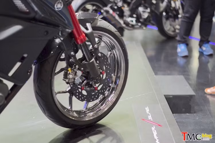 Cả 2 bánh xe đều được giữ nguyên bản, nhưng mạ chrome bóng đầy nổi bật. Cặp phuộc USD trước cũng có màu đỏ, thay vì màu vàng.