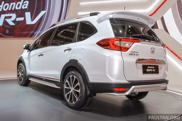 Phía trước, phía sau cùng những tấm ốp nhựa xung quanh thân xe mang phong cách của chiếc HR-V, trong khi trần xe và các cửa kính bên cao lại chịu ảnh hưởng từ chiếc Mobilio.