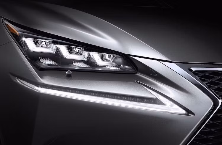 Cận cảnh cụm đèn pha LED với thiết kế cực kỳ độc đáo của NX, được tách làm 2 phần tương tự dòng IS/RC của Lexus.