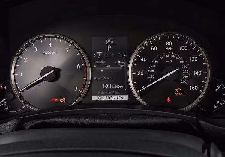 Màn hình nhỏ trên bảng đồng hồ cung cấp những thông tin trực quan về tình trạng hoạt động của xe.