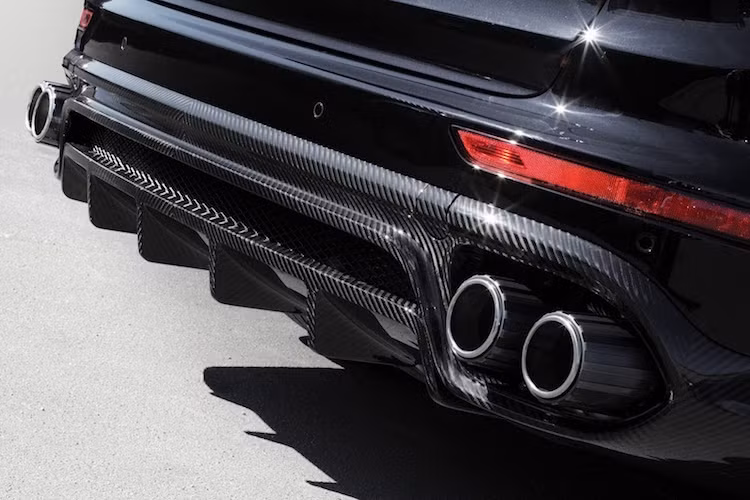 Bên dưới cản sau là hệ thống cánh khuếch tán không khí từ carbon-kevlar, nằm trước hệ thống xả hiệu năng cao siêu nhẹ.