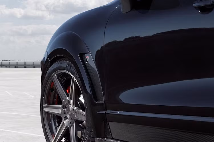 Cả 4 bánh xe được trang bị bộ mâm khủng ADV.1 Superlight, kết hợp với lốp thể thao Michelin Pilot Sport 3.