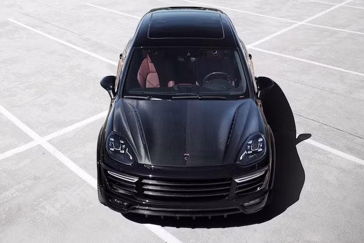 Trên Porsche Cayenne Vantage, phần cản trước và nắp ca-pô của xe đã được dệt từ sợi carbon kết hợp với kevlar, đem tới hoa văn nổi rõ hơn so với sợi carbon bình thường.
