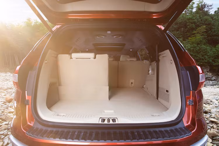 Hàng ghế thứ 2 cảu xe có thể gập phẳng và hàng ghế thứ 3 có điều khiển điện. Đặc biệt, khi gập hết các hàng ghế sau, dung tích chứa đồ của Everest thế hệ mới có thể đạt đến 2010 lít.
